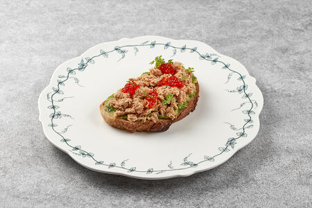 Риет из лосося горячего копчения на бородинском хлебе