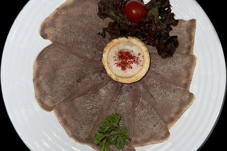 Язык отварной с хреном