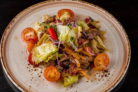 Теплый салат с говядиной