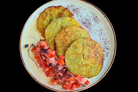 Картофельные драники с цукини и форелью