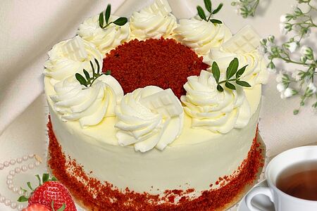 Торт красный бархат с клубникой