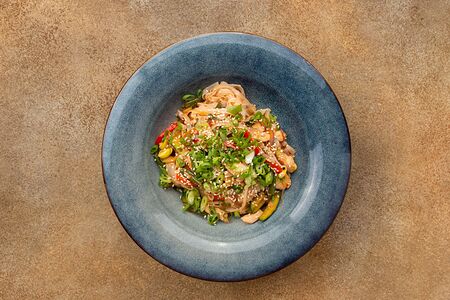 Рисовая лапша с курицей