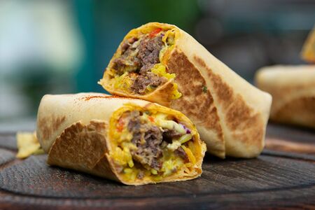 Буррито Биф гриль с говяжьей котлетой