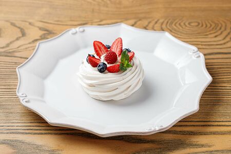 Пирожное Анна Павлова с ягодами