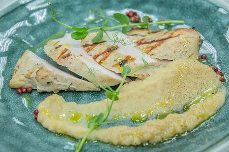 Куриная грудка гриль с кремом из сельдерея