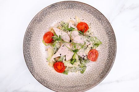 Салат Цезарь с курицей