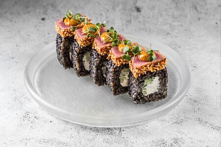 Black tataki ролл с тунцом