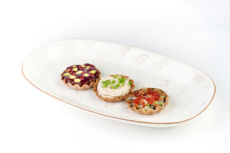 Ржаные корзиночки с олениной, печенью налима, гребешком