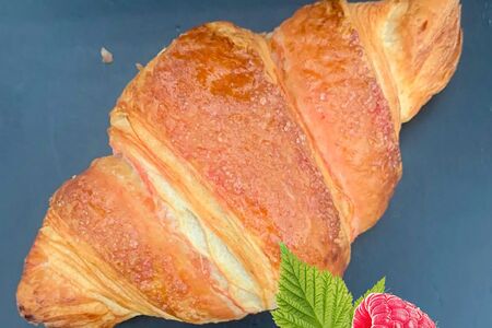 Круассан с малиной