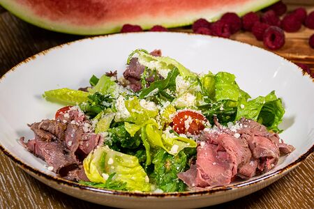 Салат с ростбифом