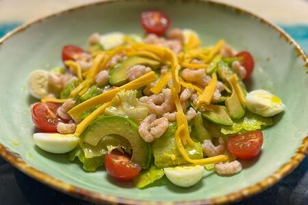 Салат Бриз с креветками и авокадо