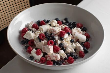 Павлова с воздушным ванильным кремом и свежими ягодами