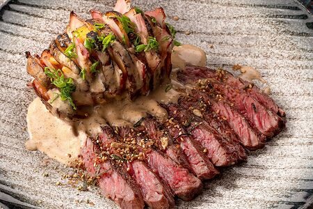 Стейк мясника с картофелем и перечным соусом