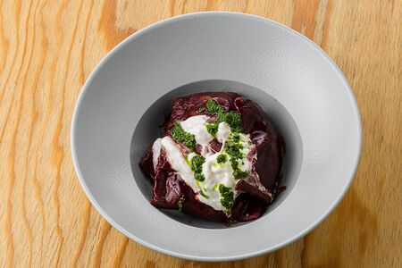Равиолони с овощами, страчателлой и песто в свекольном соусе