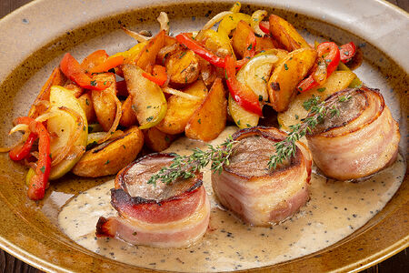 Медальоны из свинины в беконе