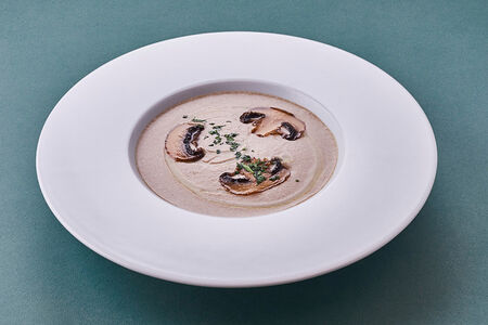 Грибной крем-суп со слайсами из шампиньонов