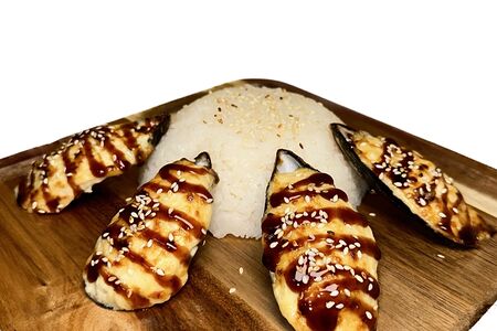 Мидийные мидии на створке с чесночным соусом