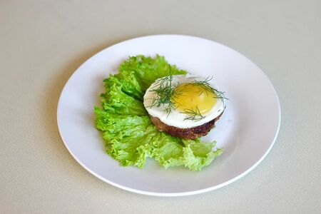 Бифштекс с яйцом