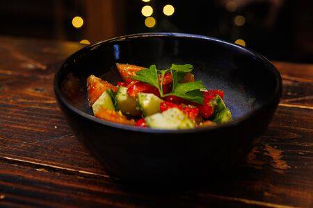 Овощной салат с соусом Песто