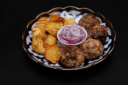 Тефтели жареные с картошкой