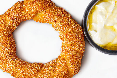 Симит с каймаком и мёдом