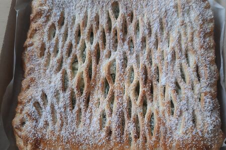 Пирог с брусникой и яблоками