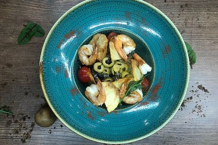 Салат с тигровыми креветками и оливками