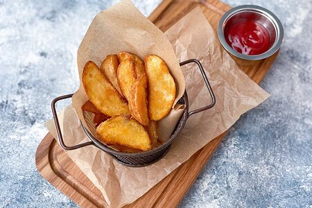 Картофельные дольки с кетчупом