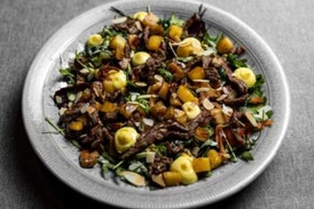 С мраморной говядиной и белыми грибами