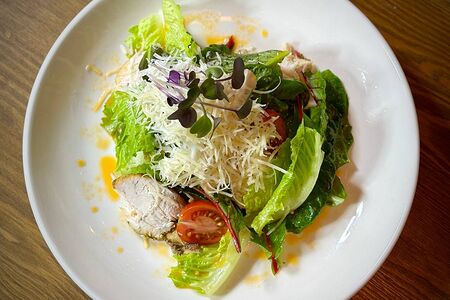 Салат с запеченной курицей и горчично-медовой заправкой