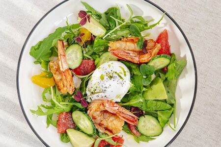 Салат с лангустинами и яйцом пашот