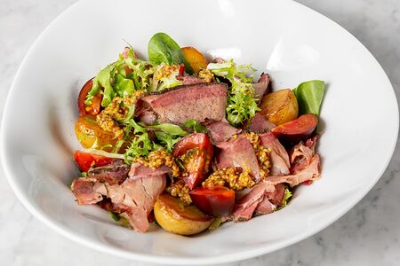 Салат с брискетом из говядины, запечённым картофелем и пряной горчичной заправкой