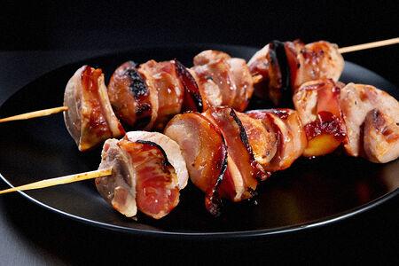 Шашлык из куриной грудки в беконе