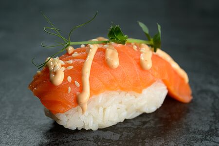 Суши с копченым лососем спайси