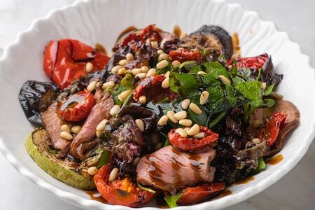 Теплый салат с ростбифом