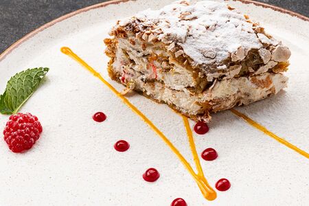 Фисташковый рулет с малиной