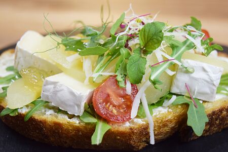 Брускетта с сыром камамбер