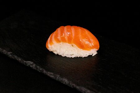 Суши лосось