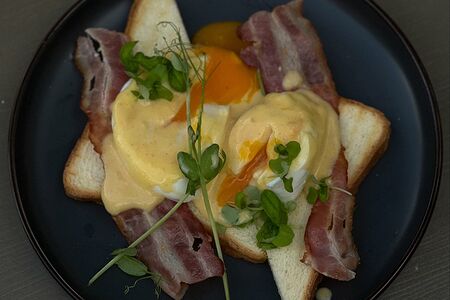 Бенедикт с беконом и соусом голландез