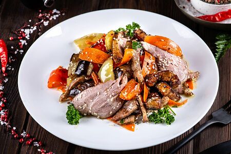 Стейк-салат с обжаренными овощами