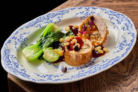 Баллотин из курицы с соусом бигарад