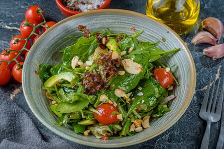 Салат из зелени с соусом нам джим