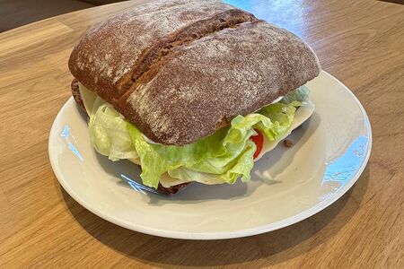 Сэндвич на чиабатте с рваной сивниной