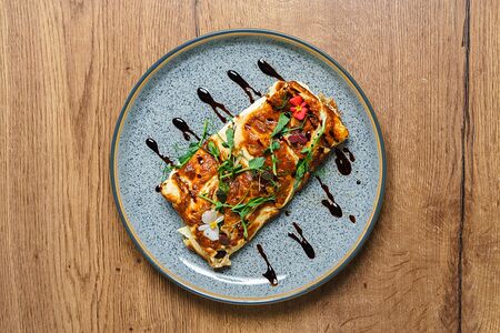 Омлет с творожным сыром и лососем