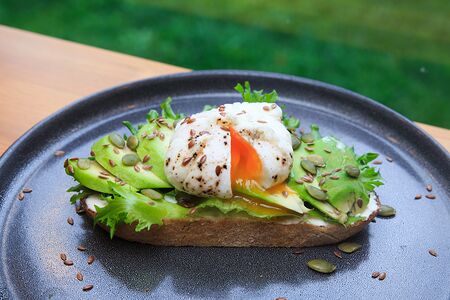 Брускетта с авокадо и яйцом пашот