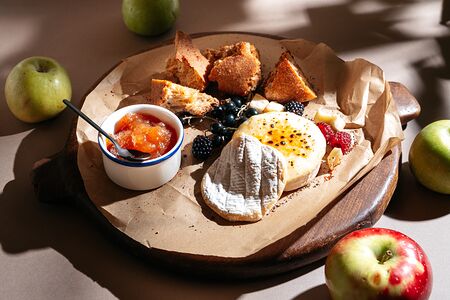 Запеченный камамбер с яблочным джемом