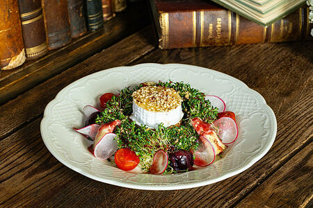 Печёный козий сыр с медом и ростками салатов