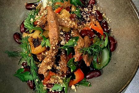 Салат с пряной говядиной