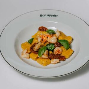 Ньокки с креветками и вялеными томатами