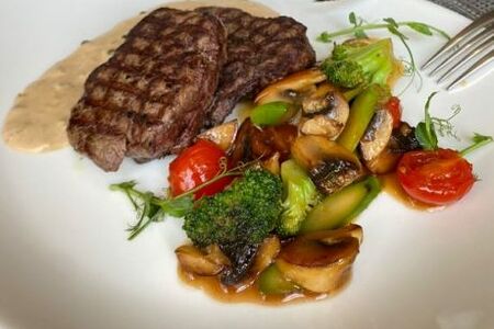 Медальоны из говядины с соусом порто